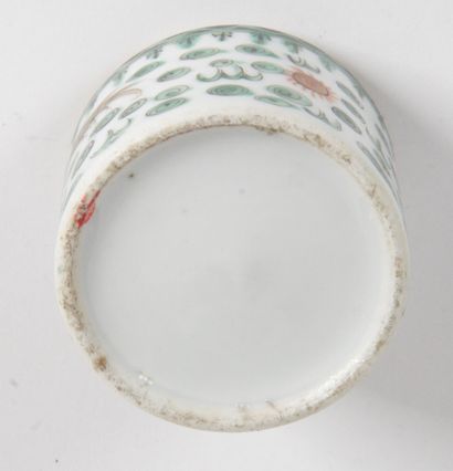 CHINA, END OF THE 19th CENTURY Small cylindrical porcelain box, with green enamelled...