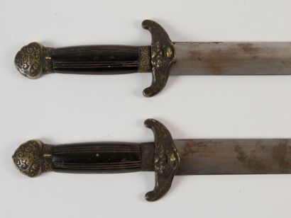null 
CHINE, MILIEU XIXE SIÈCLE Épée double de type shuang jian, la poignée en corne...