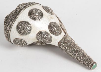null Tibet, end of 19th - beginning of 20th century Ritual conch set in silver plated...