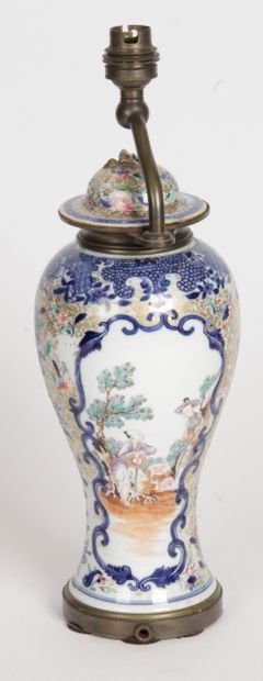 null Chine, compagnie des Indes, XVIIIe siècle. Petit vase couvert en porcelaine,...