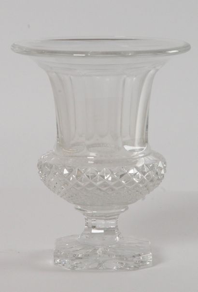  ATTRIBUE A SAINT-LOUIS, vase de forme Médicis en cristal moulé et taillé. H. 23,5...
