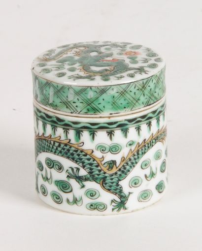 null CHINA, END OF THE 19th CENTURY Small cylindrical porcelain box, with green enamelled...