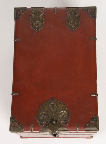 null Corée, fin XIXe siècle Coffret rectangulaire en laque brun-rouge, avec ferrures...