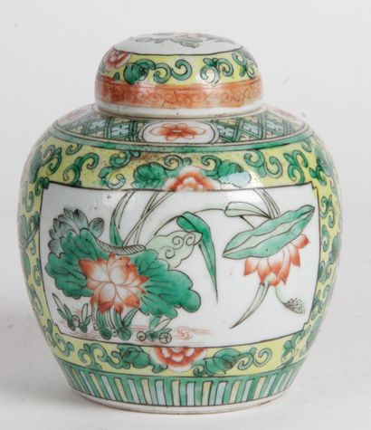 null CHINE, XIXE SIÈCLE Pot couvert en porcelaine et émaux de style famille verte,...