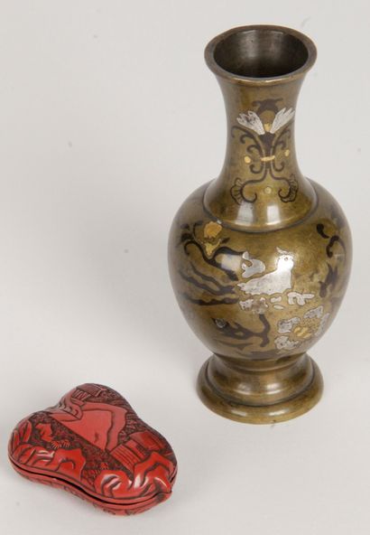 null Japon, XIXe siècle Lot de deux objets comprenant un petit vase à long col en...