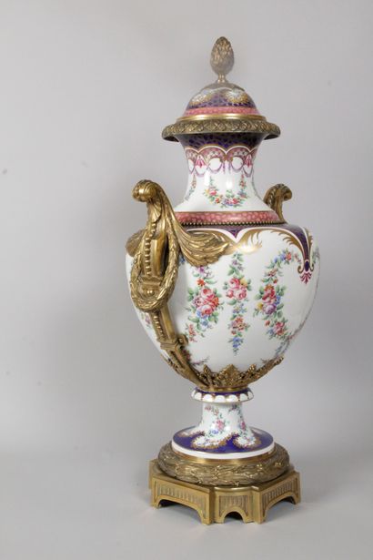  « AU VASE ÉTRUSQUE » Grand vase couvert sur piédouche, en porcelaine à décor polychrome...