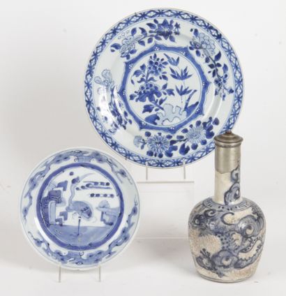  Vietnam, XVIIe à XIXe siècle Lot de trois céramiques dont un petit vase en grés...