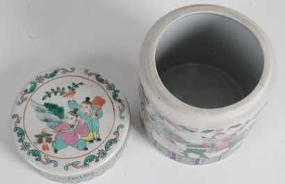 null CHINE, Première moitié du XXe siècle Boite cylindrique en porcelaine à décor...