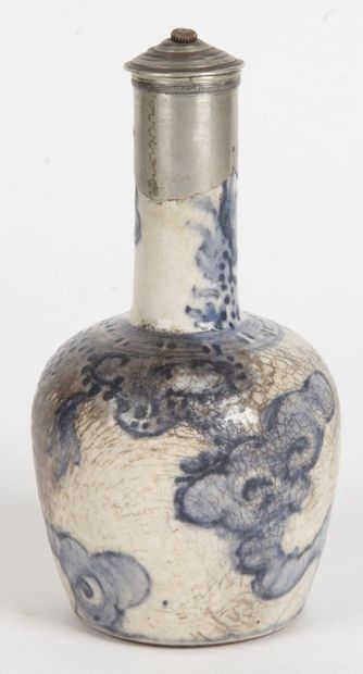 null Vietnam, XVIIe à XIXe siècle Lot de trois céramiques dont un petit vase en grés...