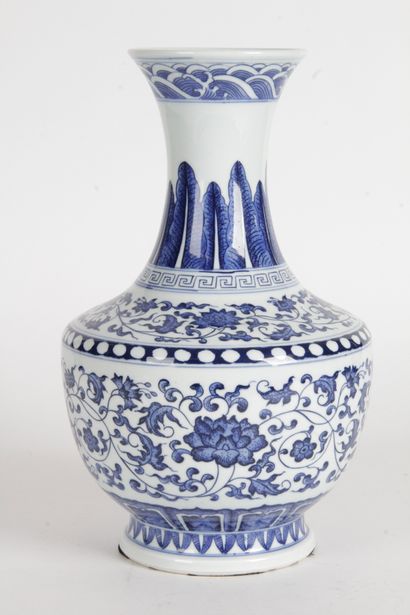 CHINE, Vase Shangping en porcelaine bleu...