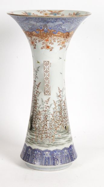 null JAPON, PÉRIODE MEIJI (1868-1912) Grand vase corné en porcelaine et émaux polychromes...