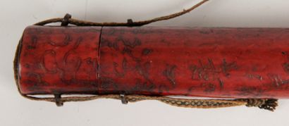  Corée, XIXe siècle. Etui cylindrique à messages, en bois laqué rouge foncé, orné...