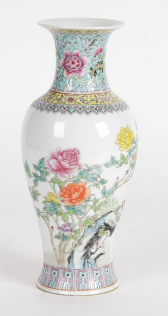 CHINE, XXE SIÈCLE Vase balustre en porcelaine...