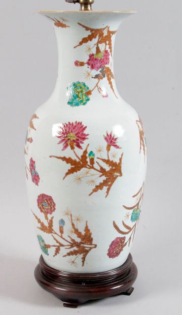  Grande Lampe en porcelaine du CHINE époque fin République ou ère de MAO, à décor...