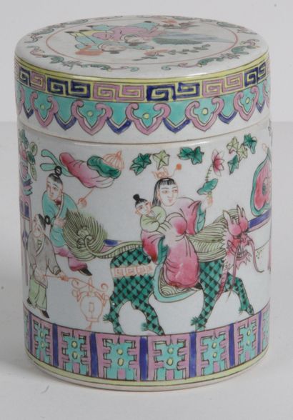 null CHINE, Première moitié du XXe siècle Boite cylindrique en porcelaine à décor...