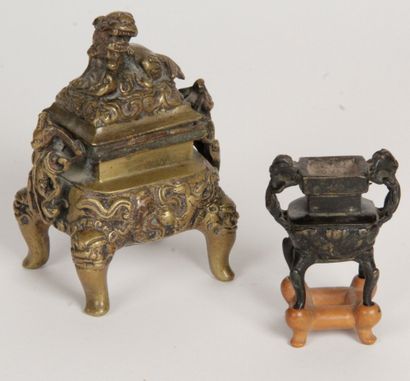  CHINA, 19th and 20th century. Two small bronze incense-burners, on four feet: one...