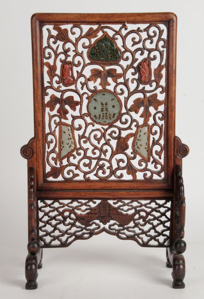 null CHINA, 19th CENTURY Wooden screen carved and decorated with foliage, decorated...