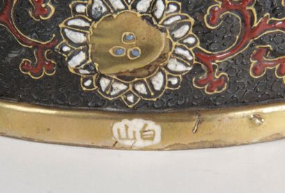 null JAPON, VERS 1920-1930 Sujet en grès de Satsuma émaillé polychrome et or, représentant...