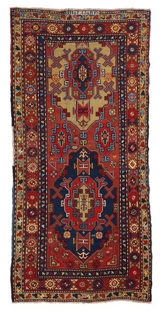 null ORIGINAL TAPIS DAGHESTAN (Caucase : daté, 1302 de l’égire (vers 1905)) Champ...