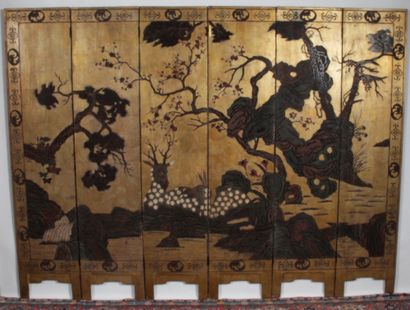 null CHINA, CIRCLE 1900 Six-leaf lacquer screen with carved decoration in the Coromandel...