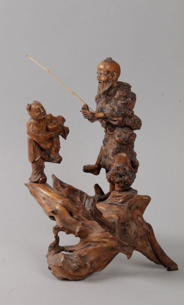  CHINE, XXE SIECLE Groupe en racine sculpté d'un Immortel et d'un enfant lui apportant...