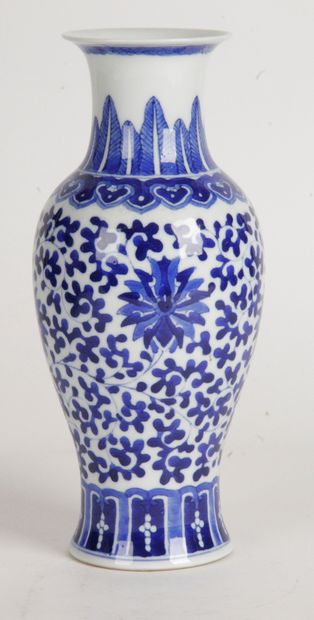  CHINE, XXE SIÈCLE Vase en porcelaine bleu blanc, à décor tapissant de fleurs et...
