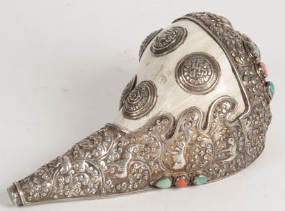 null Tibet, end of 19th - beginning of 20th century Ritual conch set in silver plated...