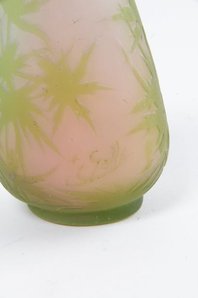 null PETIT VASE en verre doublé dégagé à l’acide à décors de feuillages verts sur...