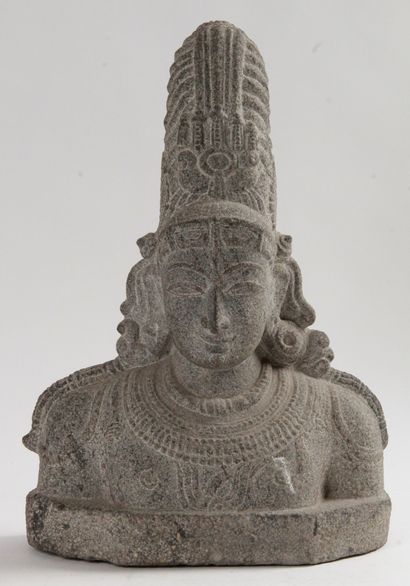 INDE, XXE SIÈCLE Buste du Dieu Shiva en granit...