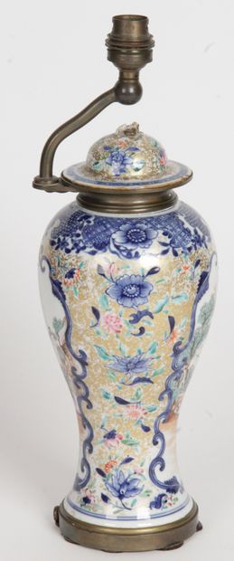 null Chine, compagnie des Indes, XVIIIe siècle. Petit vase couvert en porcelaine,...