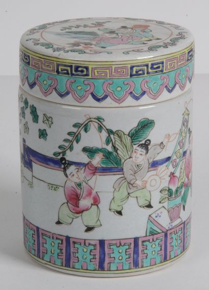 null CHINA, First half of the 20th century Cylindrical porcelain box decorated with...