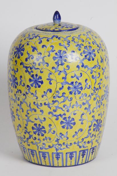  Chine ou de style chinois, XXe siècle Pot ovoïde couvert en porcelaine, à décor...