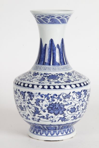 null CHINE, Vase Shangping en porcelaine bleu blanc, la panse et l’épaule ornées...