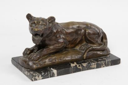  Henri PAYEN (1894-1933) : Lionne couchée rugissant. Épreuve en bronze à patine brune...