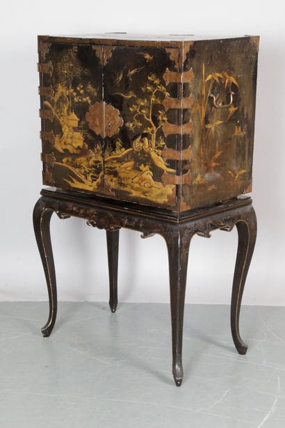  SMALL JAPANESE CABINET EDO Period (XVIIIth Century) in black lacquer with gilded...