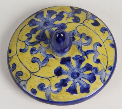  Chine ou de style chinois, XXe siècle Pot ovoïde couvert en porcelaine, à décor...