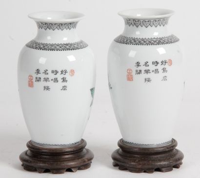  CHINE, XXE SIÈCLE Deux petits vases en porcelaine formant pendant, à décor polychrome...