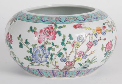  CHINA, EARLY 20TH CENTURY Large porcelain and polychrome enamel brushwash bowl in...
