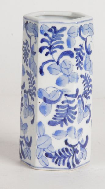  CHINE, XXE SIÈCLE Petit porte-pinceau hexagonal en porcelaine bleu-blanc à décor...