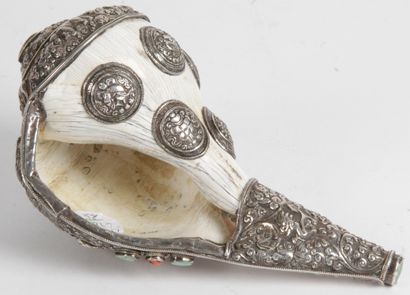  Tibet, end of 19th - beginning of 20th century Ritual conch set in silver plated...