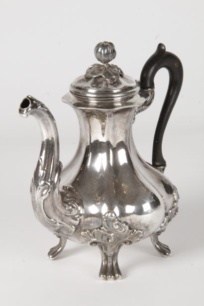null CAFETIERE in silver to 950 thousandths with decoration of foliage and scrolls....