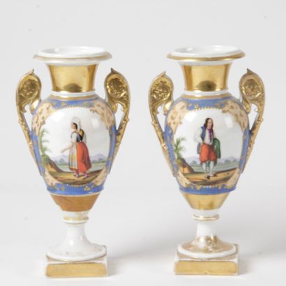  PORCELAINE DE PARIS, paire de vases sur piédouche, anses en épaulement à décors...