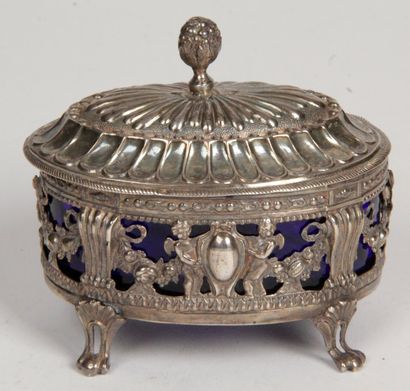 null Pair of silver oval salt cellars, period : XVIIIth century. With blue glass...