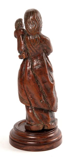 null VIERGE A L’ENFANT en bois sculpté Travail européen du XVIIIème siècle Elle repose...