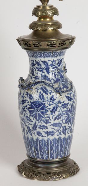  Chine, fin XIXe siècle Vase en porcelaine bleu-blanc, la panse et le col évoquant...
