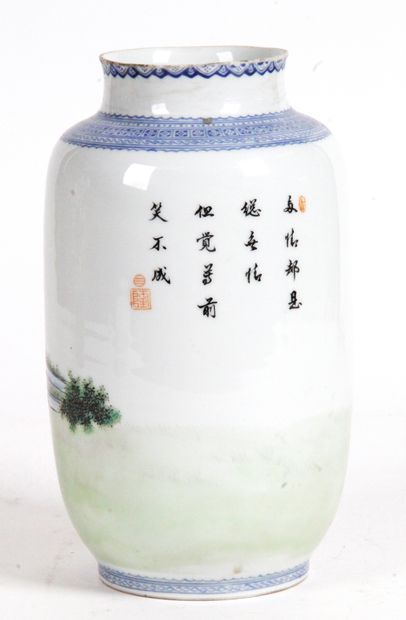 CHINE, PÉRIODE RÉPUBLIQUE (1912-1949) Vase porcelaine et émaux de style famille...