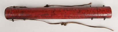  Corée, XIXe siècle. Etui cylindrique à messages, en bois laqué rouge foncé, orné...