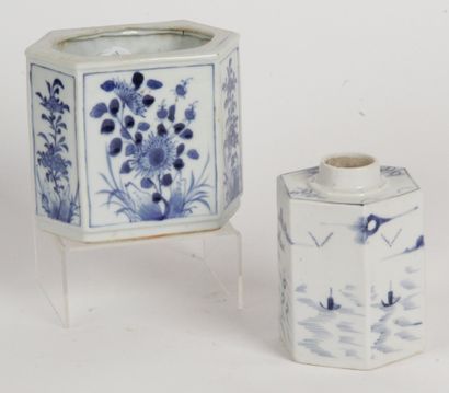 null 
Vietnam, fin XIXe – début XXe siècle Lot de deux porcelaines bleu-blanc dont...