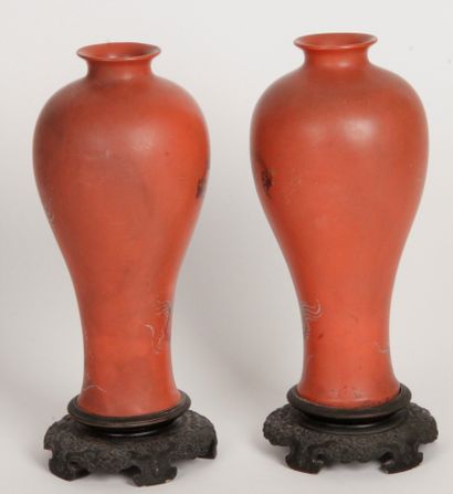 null Vietnam, début du XXe siècle. Paire de vase en laque rouge à décor polychrome...