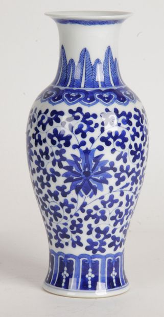 null CHINA, 20TH CENTURY Blue-white porcelain vase, decorated with flowers and lotus...